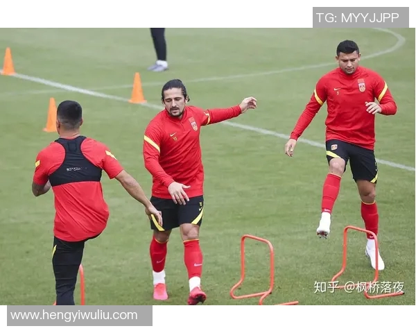 足球明星因盗窃事件引发热议其名字成焦点引发公众关注与讨论